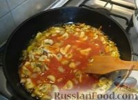 Фото приготовления рецепта: Постный томатный суп с фасолью и грибами - шаг №5