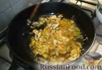 Фото приготовления рецепта: Постный томатный суп с фасолью и грибами - шаг №4
