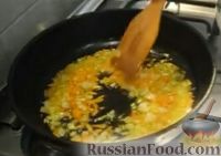 Фото приготовления рецепта: Постный томатный суп с фасолью и грибами - шаг №3