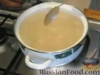 Фото приготовления рецепта: Постный томатный суп с фасолью и грибами - шаг №2