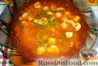 Фото приготовления рецепта: Постный томатный суп с фасолью и грибами - шаг №7