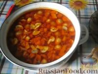 Фото приготовления рецепта: Постный томатный суп с фасолью и грибами - шаг №6