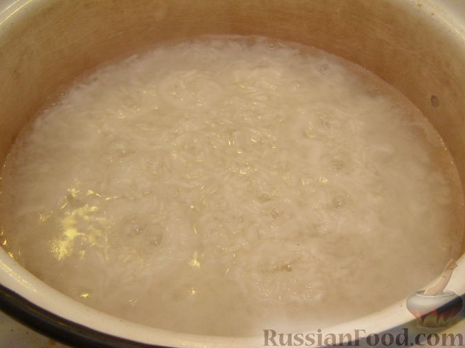 Каша размазня на воде. Каша рисовая размазня. Рис размазня. Слизистая рисовая каша. Засыпать рис в кипящую воду.