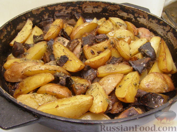 Видео рецепт картошки с мясом. Картошка с грибами в духовке. Картошка стгнибами в духовке. Картошка с шампиньонами в духовке. Жареная картошка с шампиньонами.