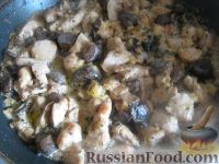 Фото приготовления рецепта: Паста с курицей в сливочно-сырном соусе - шаг №4