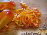 Фото приготовления рецепта: Салат из сельди с красным перцем – «Украинский» - шаг №3