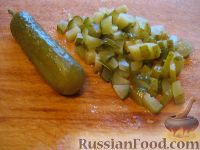 Фото приготовления рецепта: Салат из сельди с красным перцем – «Украинский» - шаг №4