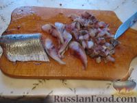 Фото приготовления рецепта: Салат из сельди с красным перцем – «Украинский» - шаг №7