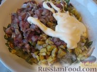 Фото приготовления рецепта: Салат из сельди с красным перцем – «Украинский» - шаг №8