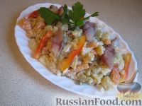 Фото приготовления рецепта: Салат из сельди с красным перцем – «Украинский» - шаг №9