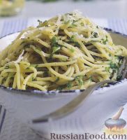 Фото к рецепту: Спагетти с петрушкой и пармезаном