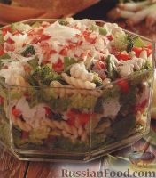 Фото к рецепту: Слоеный салат из овощей и макарон