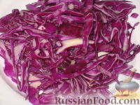 Фото приготовления рецепта: Салат "Рождественский" из краснокочанной капусты - шаг №2