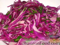 Фото к рецепту: Салат "Рождественский" из краснокочанной капусты