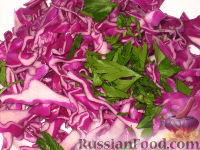 Фото приготовления рецепта: Салат "Рождественский" из краснокочанной капусты - шаг №3
