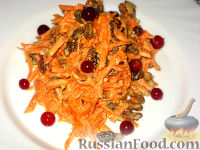 Фото к рецепту: Салат из моркови с изюмом