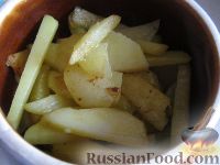 Фото приготовления рецепта: Картошка с мясом в горшочках - шаг №9