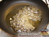 Фото приготовления рецепта: Айва тушеная с медом и красным вином - шаг №4