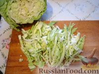 Фото приготовления рецепта: Салат из молодой капусты с апельсинами - шаг №2