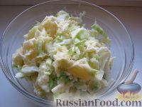 Фото приготовления рецепта: Салат из молодой капусты с апельсинами - шаг №6