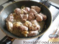 Фото приготовления рецепта: Картошка с мясом в горшочках - шаг №6