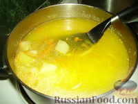 Фото приготовления рецепта: Сырный суп с брокколи - шаг №3