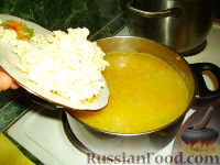 Фото приготовления рецепта: Сырный суп с брокколи - шаг №4
