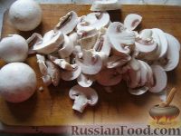 Фото приготовления рецепта: Салат с рукколой, базиликом и грибами - шаг №4