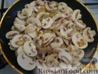 Фото приготовления рецепта: Салат с рукколой, базиликом и грибами - шаг №6