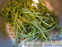 Фото приготовления рецепта: Салат с рукколой, базиликом и грибами - шаг №2