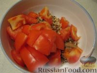 Фото приготовления рецепта: Салат с рукколой, базиликом и грибами - шаг №7