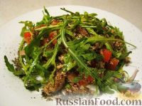 Фото к рецепту: Салат с рукколой, базиликом и грибами