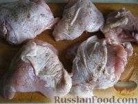 Фото приготовления рецепта: Жареная курица на сковороде - шаг №2