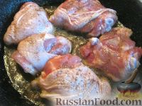 Фото приготовления рецепта: Жареная курица на сковороде - шаг №3