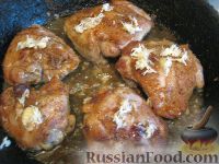 Фото приготовления рецепта: Жареная курица на сковороде - шаг №4