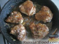 Фото приготовления рецепта: Жареная курица на сковороде - шаг №5