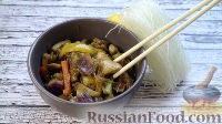 Фото к рецепту: Вок-фунчоза со свининой, грибами и овощами