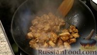 Фото приготовления рецепта: Вок-фунчоза со свининой, грибами и овощами - шаг №8
