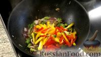 Фото приготовления рецепта: Вок-фунчоза со свининой, грибами и овощами - шаг №9