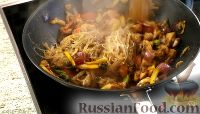Фото приготовления рецепта: Вок-фунчоза со свининой, грибами и овощами - шаг №11