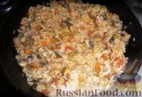 Фото приготовления рецепта: Постный рис с овощами и грибами - шаг №7