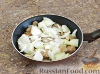 Фото приготовления рецепта: Рис с беконом, замороженными овощами и яйцом, в микроволновке - шаг №3