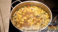 Фото приготовления рецепта: Фасолевый суп с вермишелью, грибами, кабачком и сельдереем - шаг №8