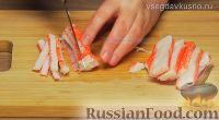 Фото приготовления рецепта: Крабовый салат с морской капустой и маринованным имбирем - шаг №2