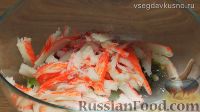 Фото приготовления рецепта: Крабовый салат с морской капустой и маринованным имбирем - шаг №8