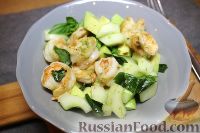 Фото к рецепту: Салат из авокадо, с креветками и огурцами