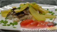Фото к рецепту: Запеченная рыба с картошкой и грибами, под сметанным соусом