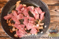 Фото приготовления рецепта: Мачанка из свинины, с домашней колбасой - шаг №7