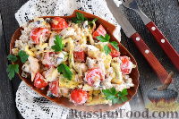 Фото к рецепту: Салат с курицей, яичными блинчиками, помидорами и грибами