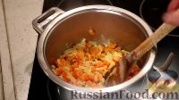 Фото приготовления рецепта: Фасолевый суп с колбасой - шаг №4